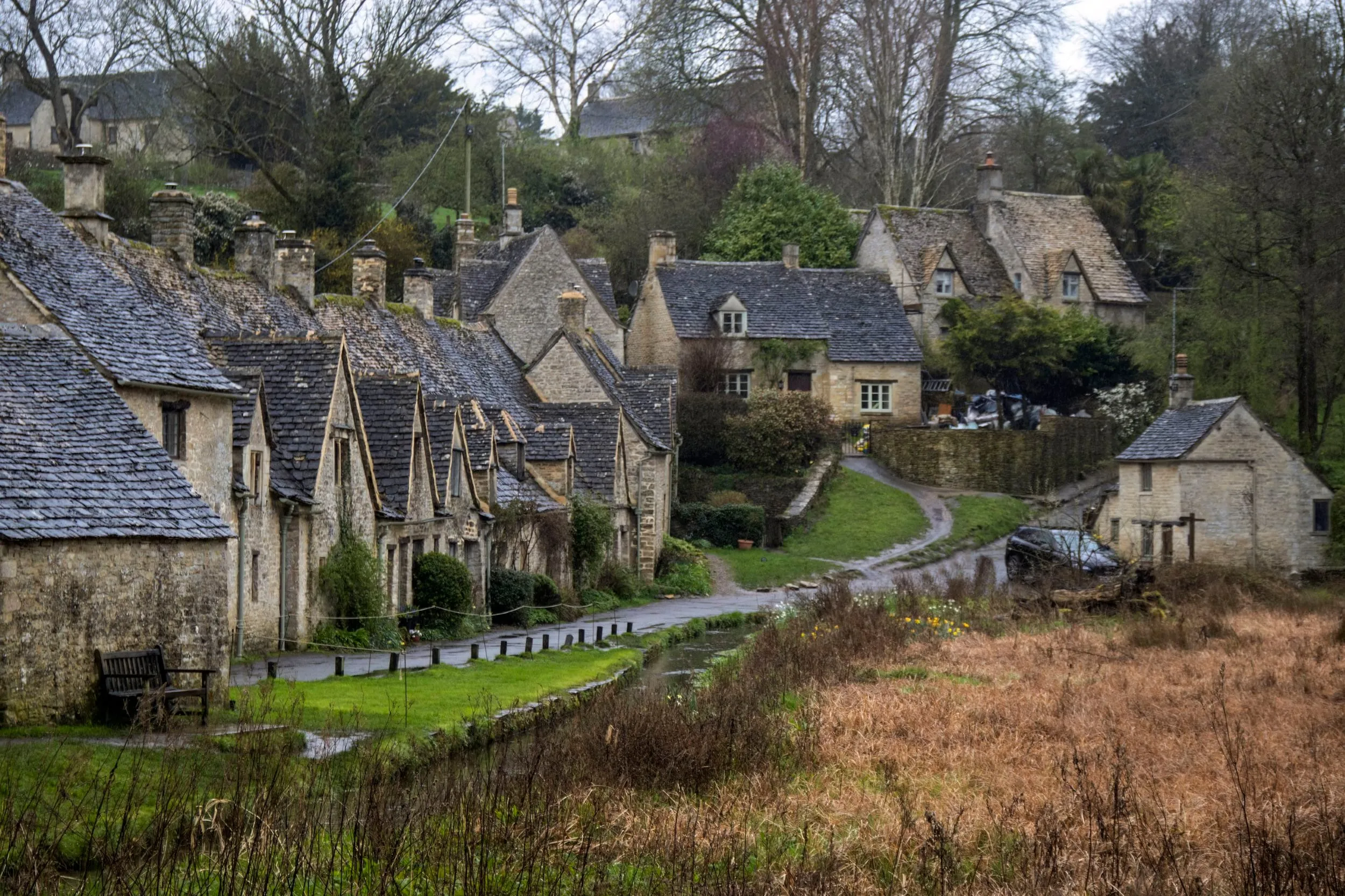 historic stone cottages arlington row bibury gloucestershire uk (custom)